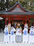 郡山八幡神社に展示されたゲームのヒロイン４人のパネル＝伊佐市大口大田郡山