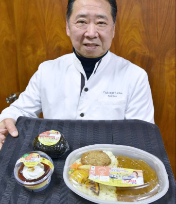 自身が監修した商品を手にする吹上浜フィールドホテルの荒木清成統括料理長＝いちき串木野市役所