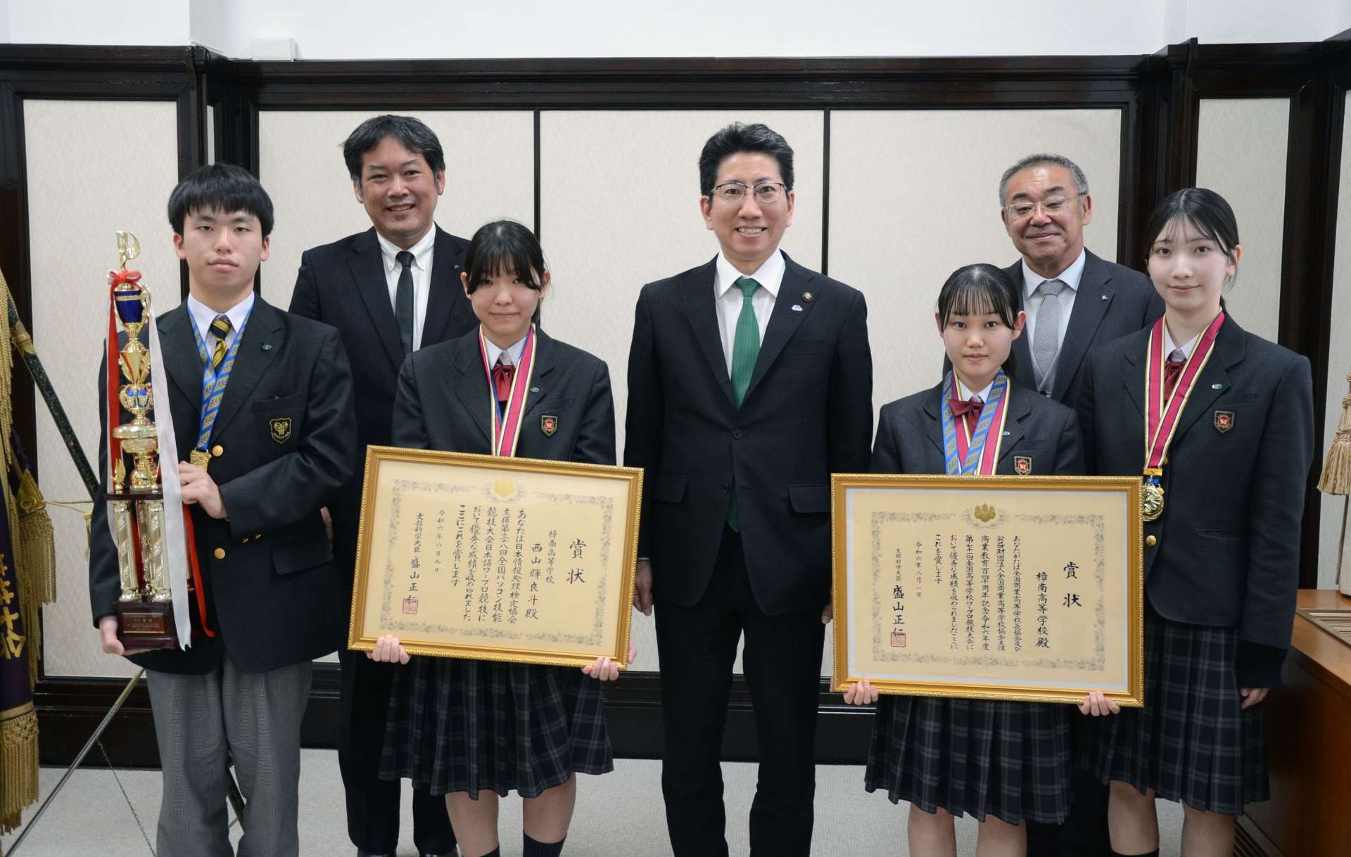 全国大会６連覇を報告する樟南高校ワープロ部＝鹿児島市役所