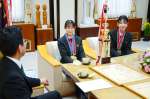 全国大会６連覇を報告する樟南高校ワープロ部の３年生２人＝