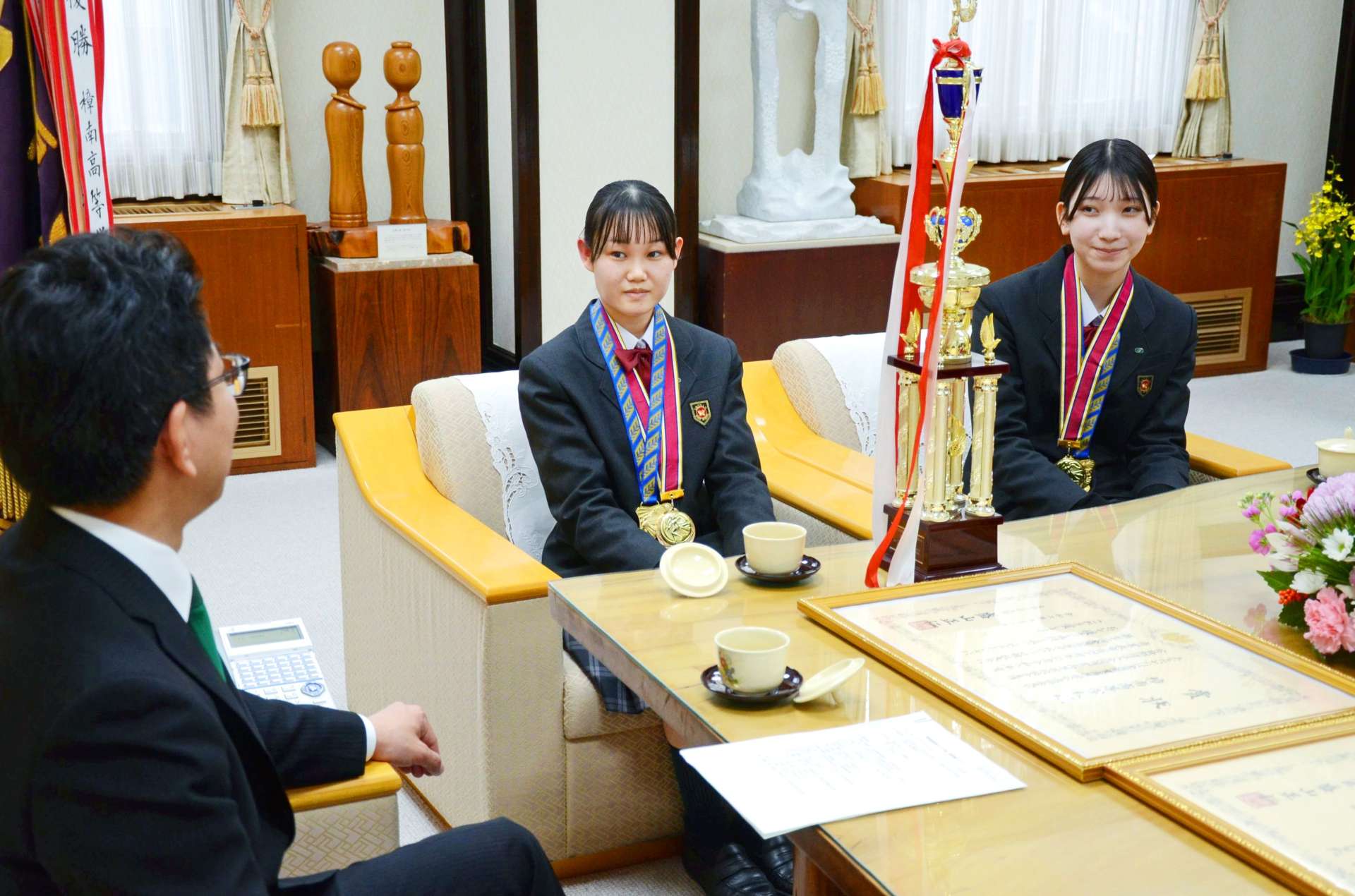 全国大会６連覇を報告する樟南高校ワープロ部の３年生２人＝