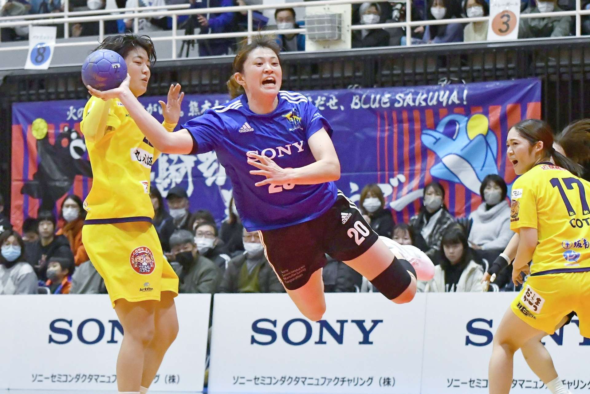 前半、ブルーサクヤの松浦がシュートを決める＝桷志田体育館