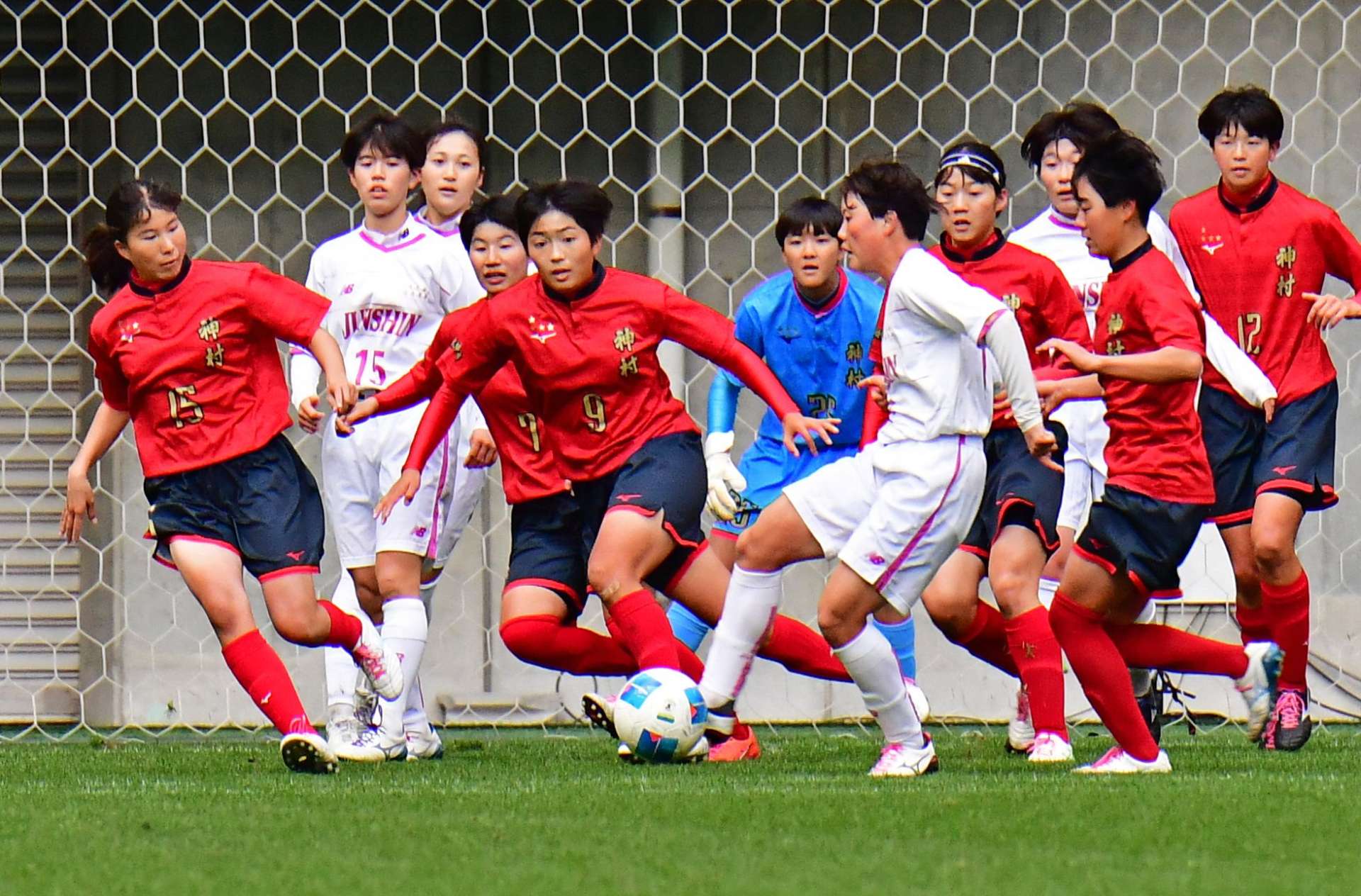 決勝の藤枝順心戦で必死の守備を見せる神村イレブン＝ノエビアスタジアム神戸