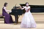 情感を込めフルート演奏を披露する家村舞音さん＝１３日、鹿児島市の川商ホール