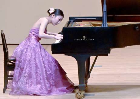 ピアノ演奏を披露する山口真由子さん＝１３日、鹿児島市の川商ホール