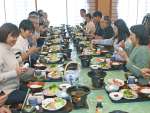 ご当地グルメを楽しむ観光客＝出水市の鶴丸会館