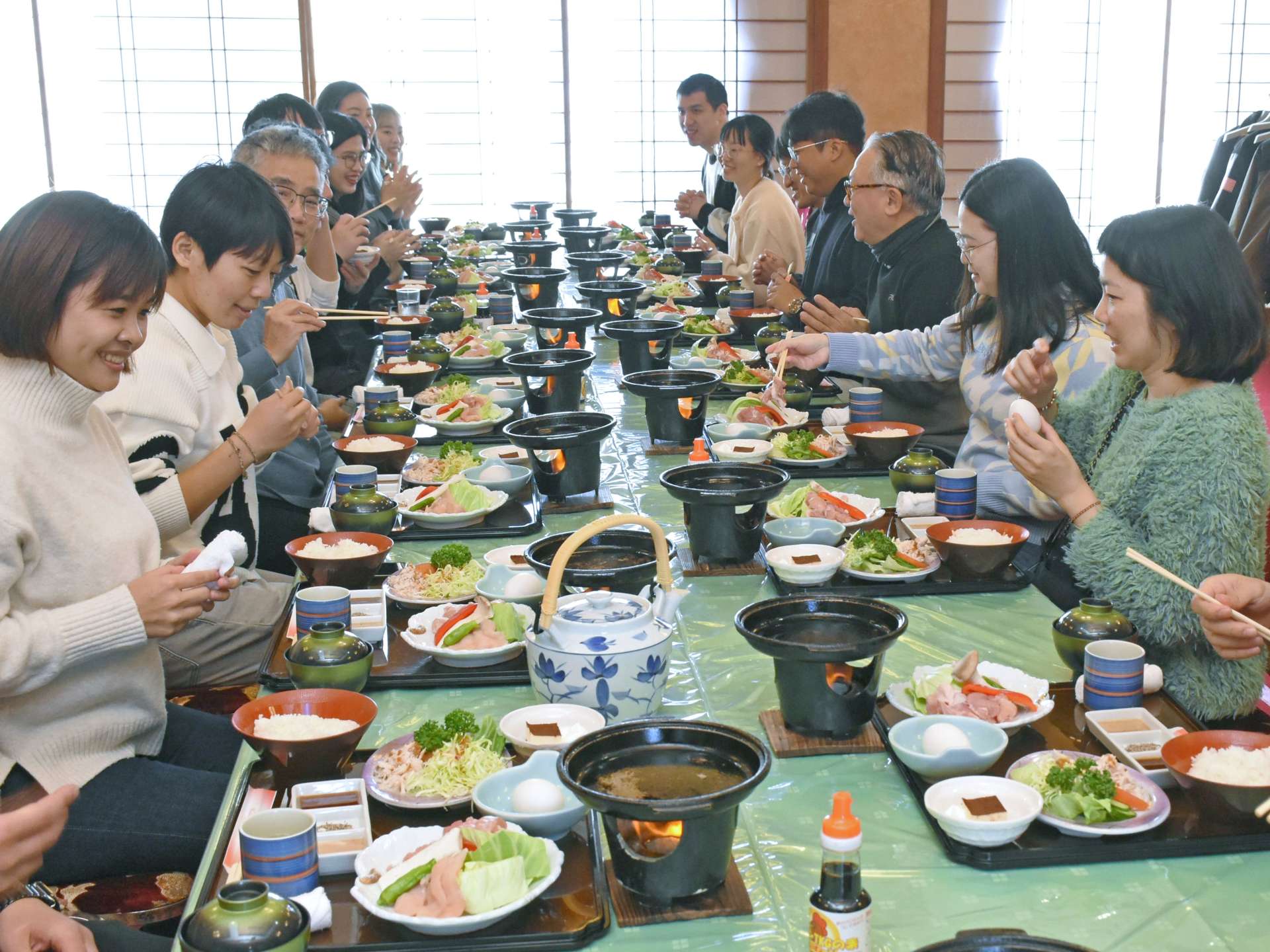 ご当地グルメを楽しむ観光客＝出水市の鶴丸会館