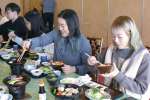 ご当地グルメを楽しむ観光客＝出水市の鶴丸会館