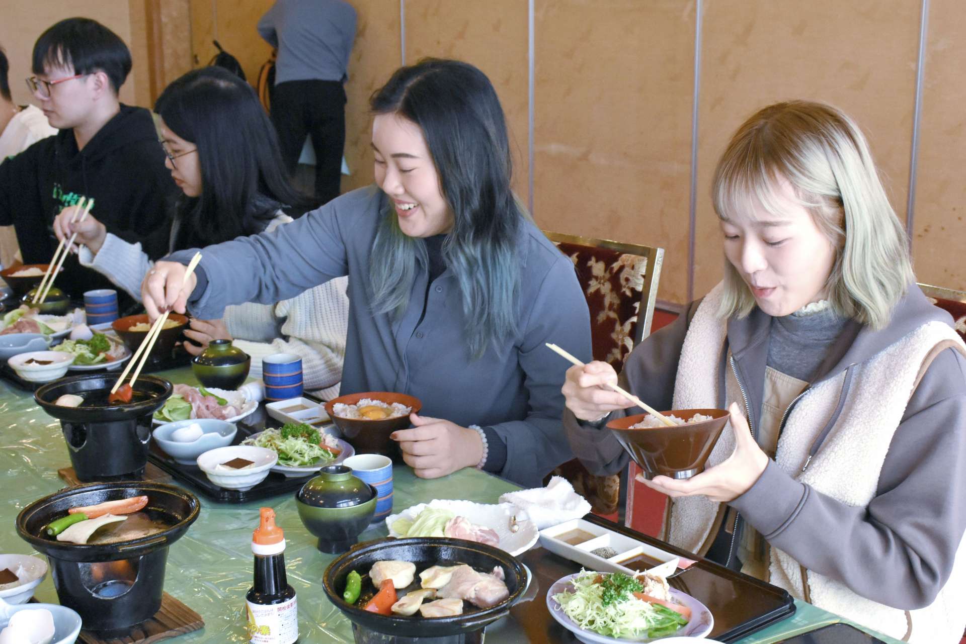 ご当地グルメを楽しむ観光客＝出水市の鶴丸会館