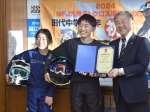 モトクロスバイクで活躍する川路蒼馬さん（中央）、颯葵さん（左）の兄弟＝錦江町役場