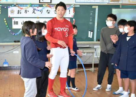 母校の子どもたちと交流する細山田武史さん＝伊佐市の大口東小学校
