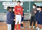母校の子どもたちと交流する細山田武史さん＝伊佐市の大口東小学校