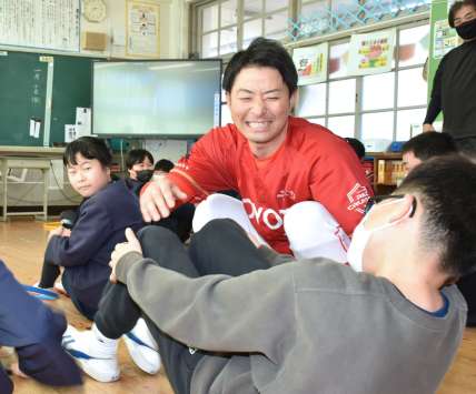 〈別カット〉母校の子どもたちと交流する細山田武史さん＝伊佐市の大口東小学校