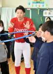 母校の子どもたちと交流する細山田武史さん＝伊佐市の大口東小学校