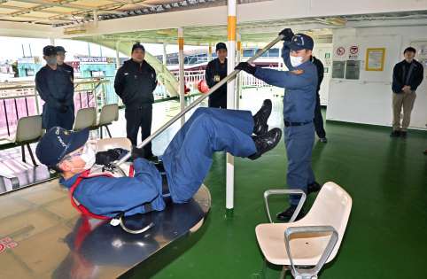 さすまたの使い方を指導する鹿児島海上保安部の巡視船乗組員ら＝鹿児島市の鹿児島港