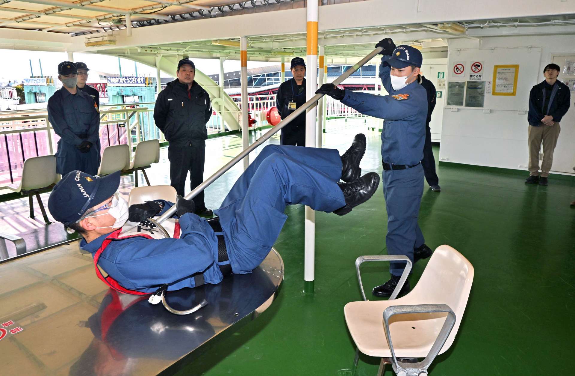 さすまたの使い方を指導する鹿児島海上保安部の巡視船乗組員ら＝鹿児島市の鹿児島港