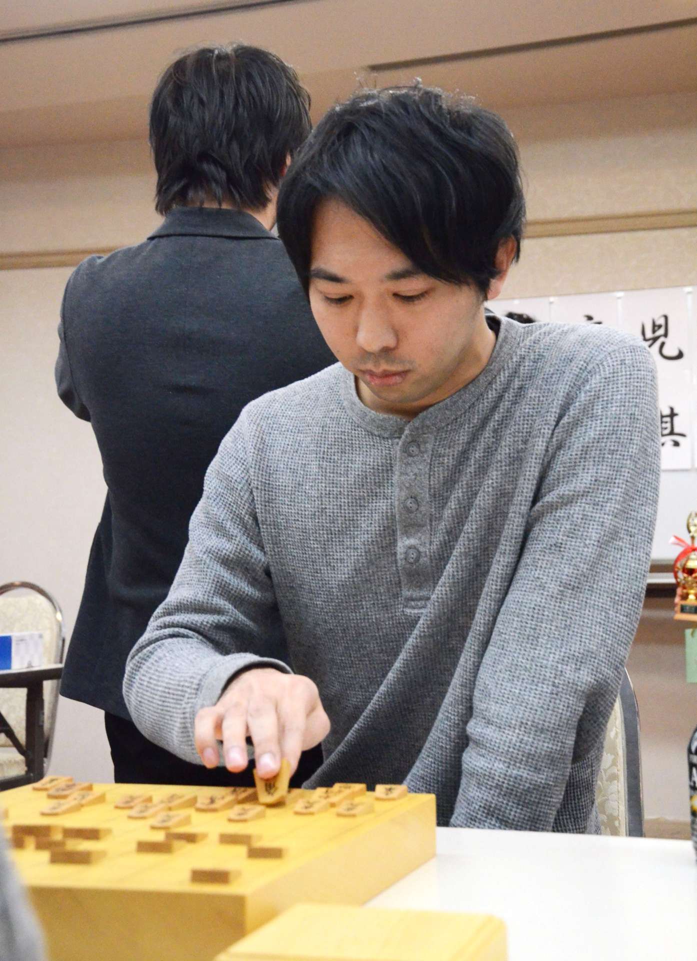 鹿児島新春将棋で優勝した草留翔平さん＝鹿児島市のホテルリブマックスＢＵＤＧＥＴ鹿児島