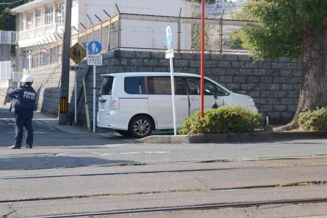 市電と衝突した乗用車（左）＝１４日、鹿児島市