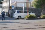 市電と衝突した乗用車（左）＝１４日、鹿児島市