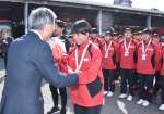 花束を贈られる岡部光流主将＝１４日、いちき串木野市の神村学園