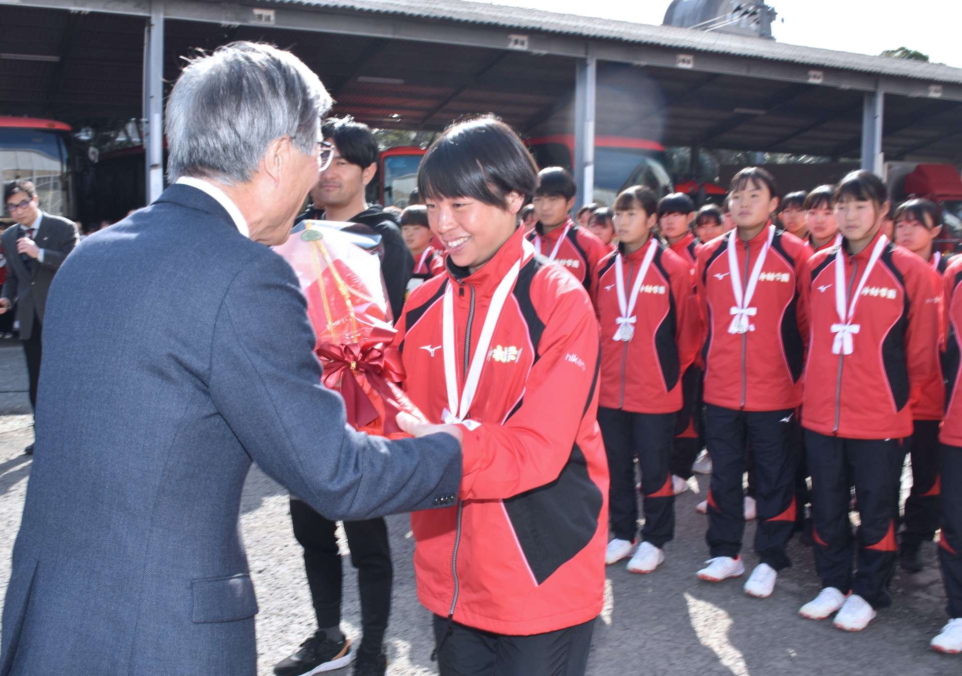 花束を贈られる岡部光流主将＝１４日、いちき串木野市の神村学園