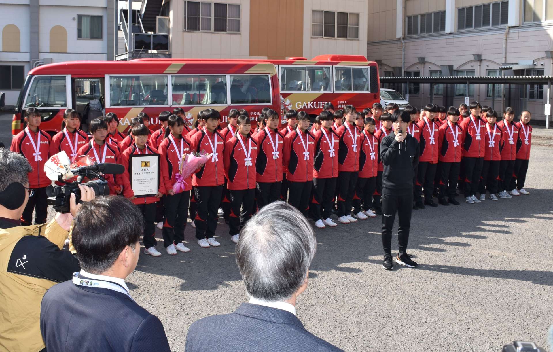 全国準優勝を報告する神村学園イレブン＝１４日、いちき串木野市の同校