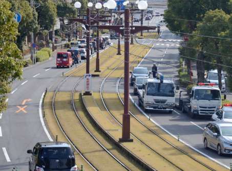 事故があった交差点＝１４日、鹿児島市鴨池１丁目