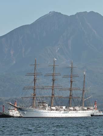 桜島を背に鹿児島本港区北ふ頭に向け航行する海王丸＝１４日午前、鹿児島市本港新町