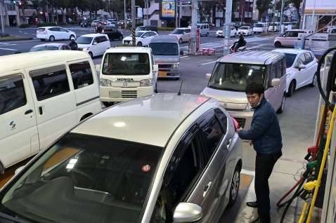 給油を待つ車が並ぶガソリンスタンド＝１４日午後５時３５分、鹿児島市のセルフステーション南林寺（画像は一部加工してあります）