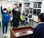 「最後まで駆け抜ける」と宣誓する選手＝１４日、奄美市名瀬の県大島支庁
