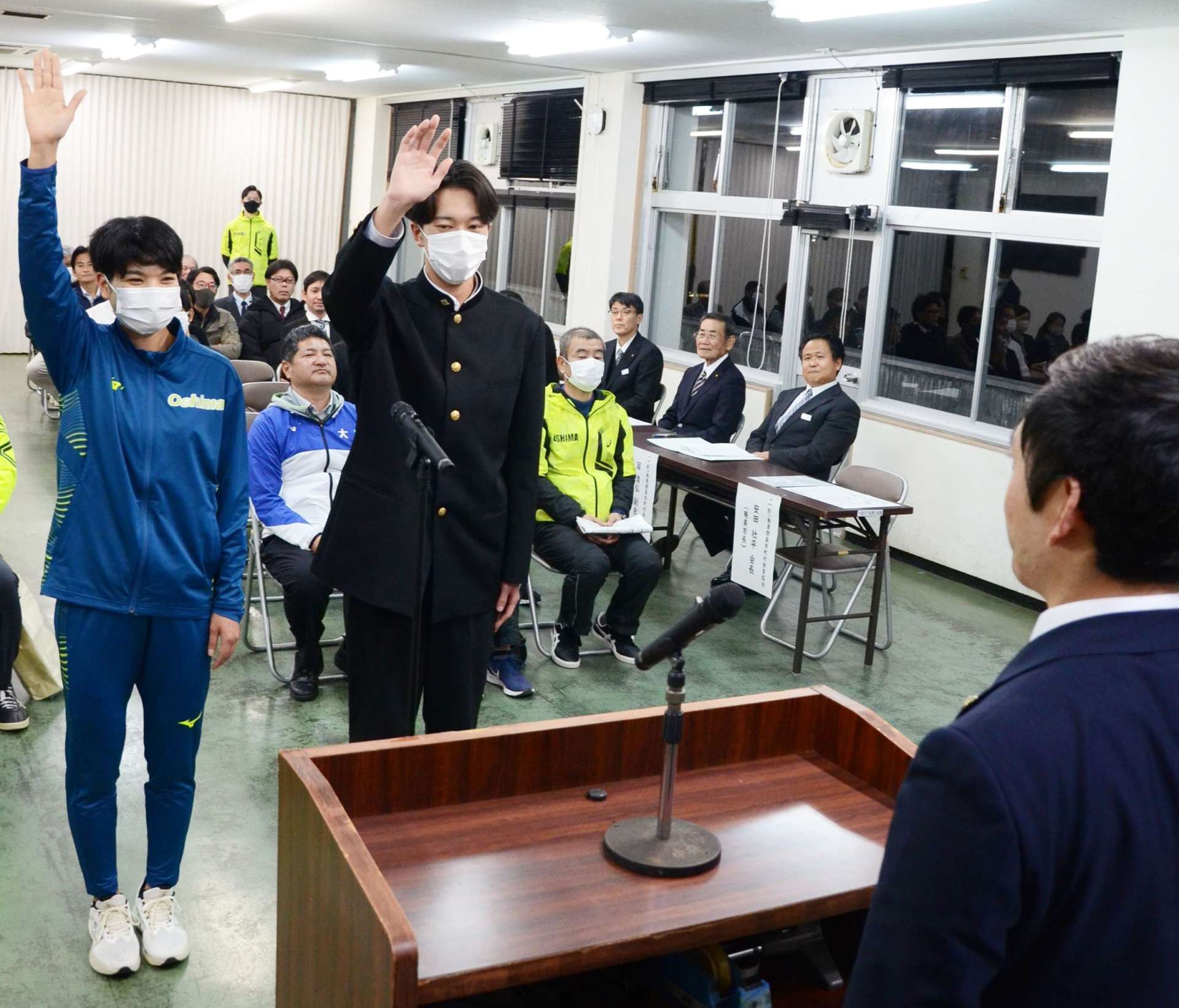 「最後まで駆け抜ける」と宣誓する選手＝１４日、奄美市名瀬の県大島支庁