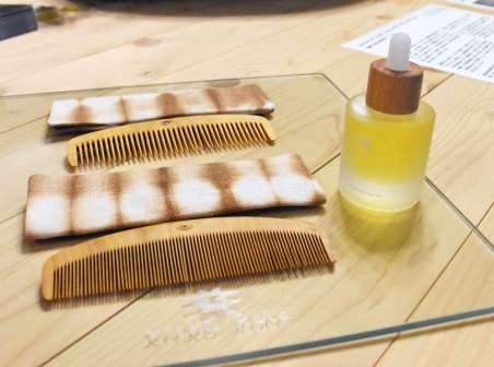 ｋｉｉｋｓが販売するヘアオイルと薩摩つげ櫛