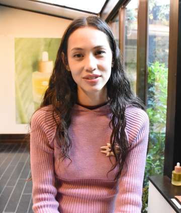 ヘアオイルのこだわりについて話す水原希子さん＝１４日、東京都渋谷区