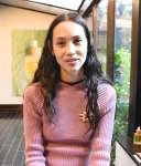 ヘアオイルのこだわりについて話す水原希子さん＝１４日、東京都渋谷区
