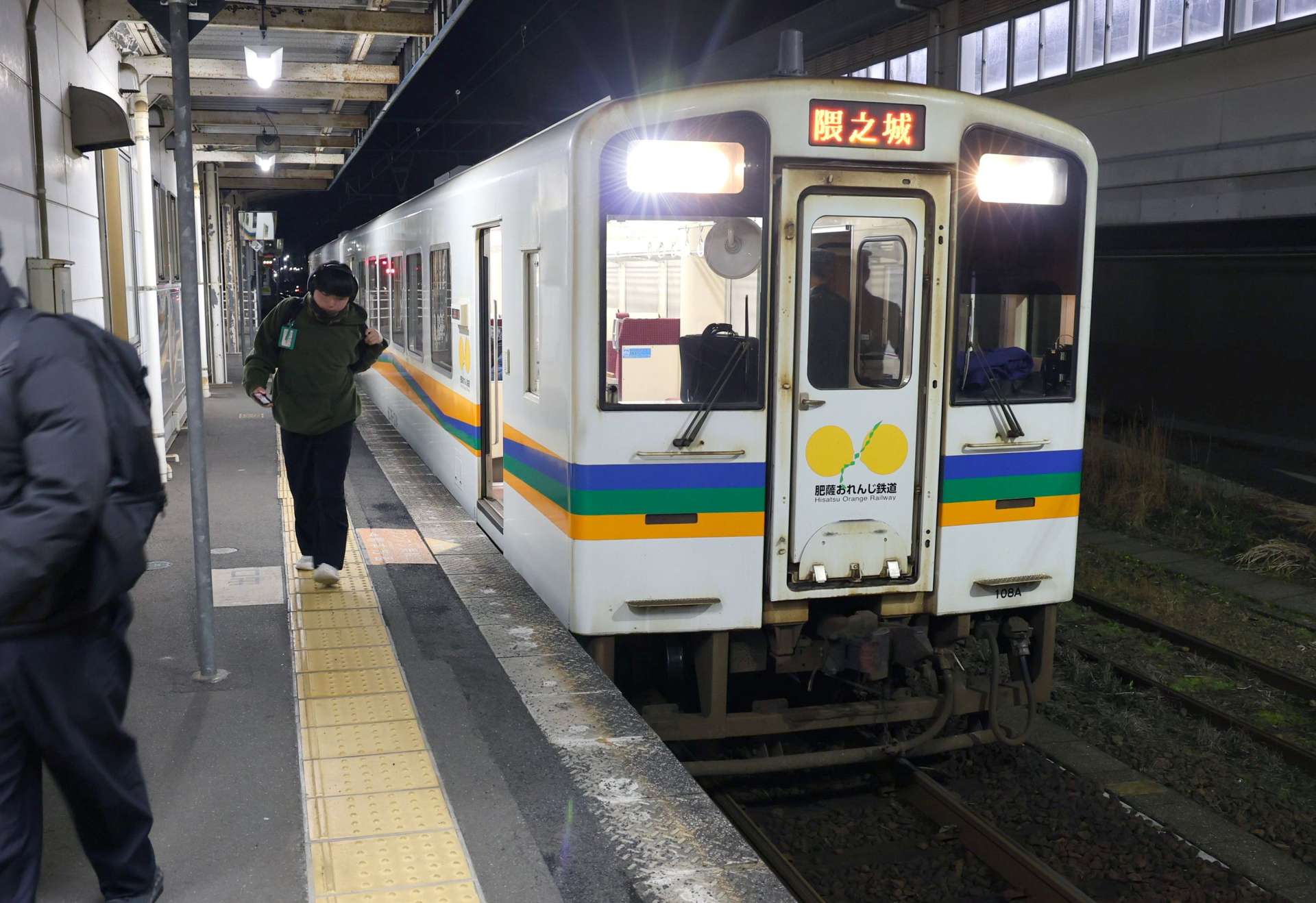 ２月から運休する肥薩おれんじ鉄道の下り列車から降りる乗客＝１４日午前６時１０分ごろ、薩摩川内市の川内駅