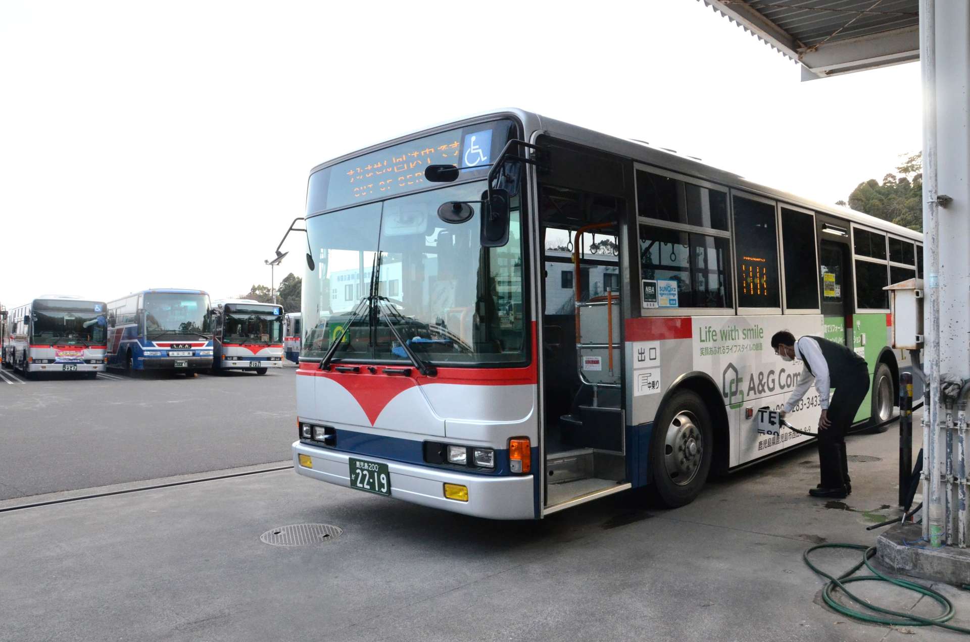 路線バスに給油する南国交通の運転手＝１４日、鹿児島市の同社鹿児島営業所