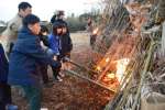 やぐらに火入れをする年男、年女＝１２日、さつま町中津川