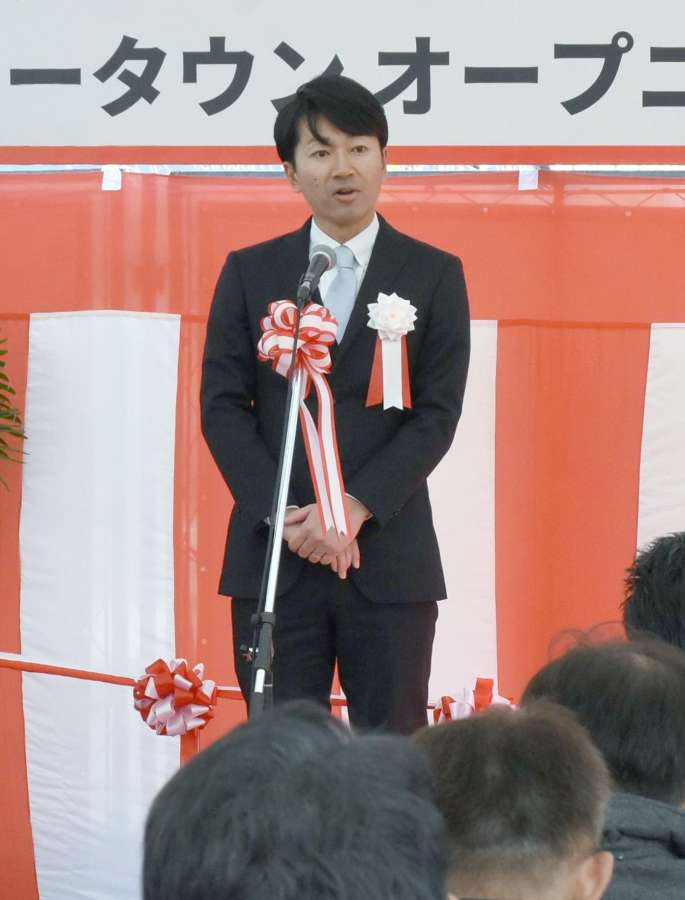 セレモニーであいさつする南津哲哉会長＝出水市五万石町