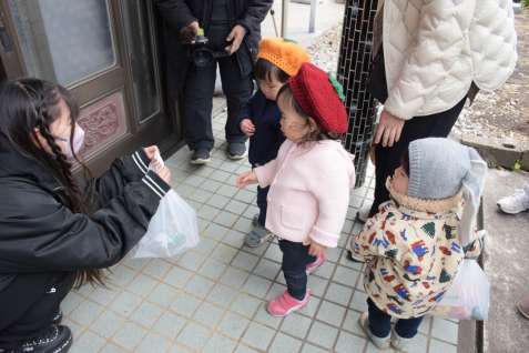 〈関連〉ダセチッに参加した子どもたちには、お礼のお菓子が配られる＝１１日、指宿市山川利永