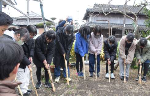子孫繁栄を願い「ダセッボー」で地面を突く子どもたち＝指宿市山川利永