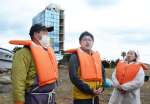 馬毛島に上陸し、視察する住民訴訟の弁護士や原告ら＝１１日午後２時半ごろ、西之表市馬毛島