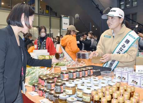 鹿児島の特産品を紹介するプロゴルファーの勝みなみさん＝１５日、東京都千代田区