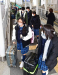 大学入学共通テストに向け、高速船で本土入りする離島の受験生＝１６日午後０時５０分すぎ、鹿児島市本港新町