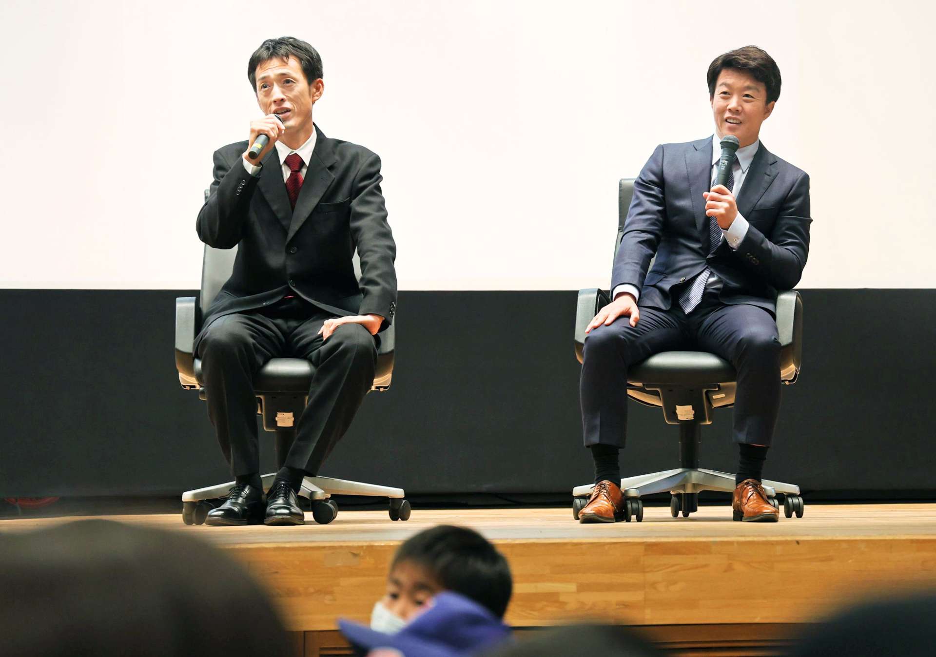 プロ野球選手時代の思い出を話す木佐貫洋さん（左）と鶴岡慎也さん＝薩摩川内市の東郷公民館