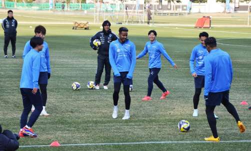 ボール回しをする横浜ＦＣの選手ら＝１４日、都城市高城運動公園