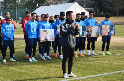 横浜ＦＣの選手・スタッフを代表してあいさつする四方田修平監督（中央）＝１４日、都城市高城運動公園