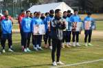 横浜ＦＣの選手・スタッフを代表してあいさつする四方田修平監督（中央）＝１４日、都城市高城運動公園