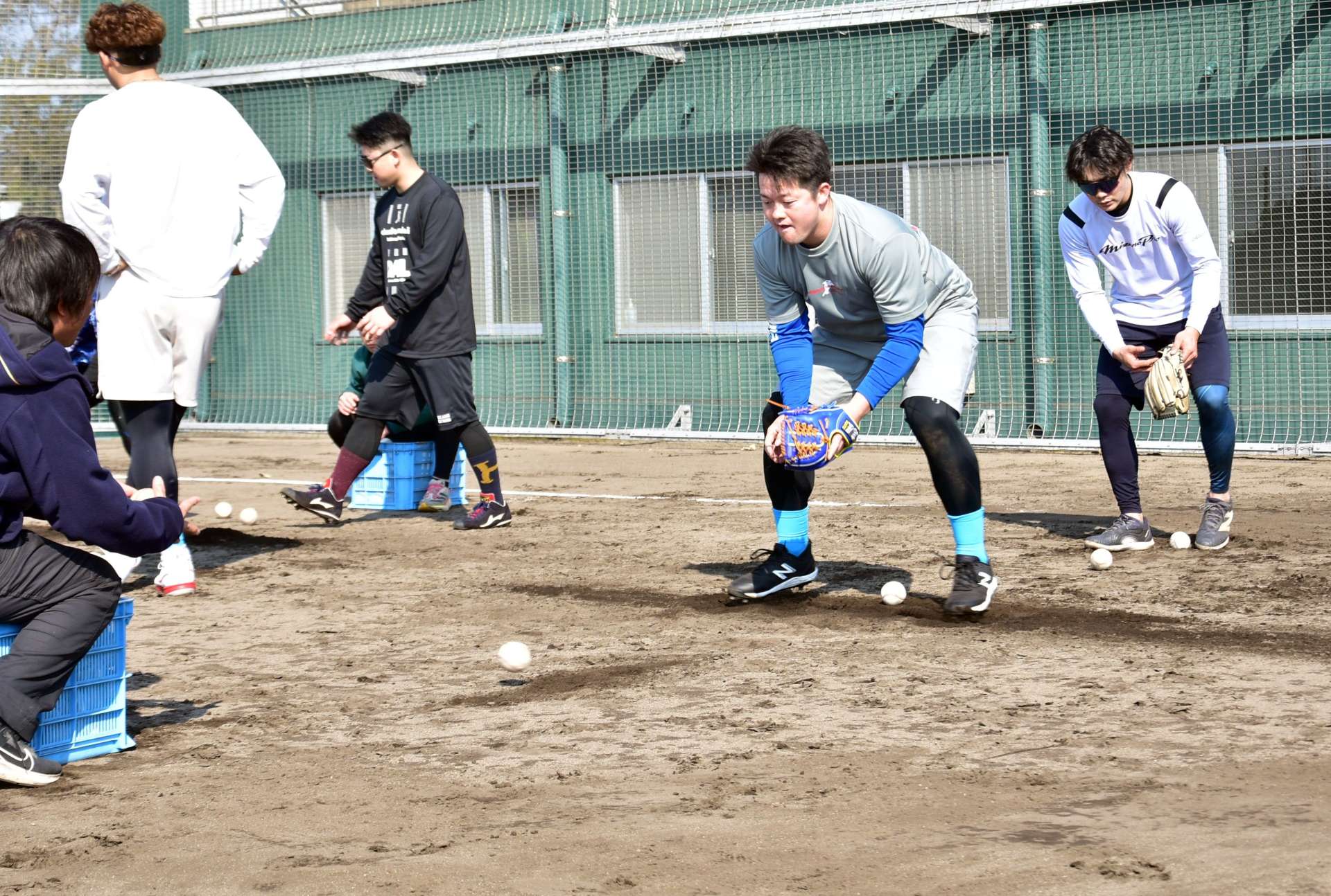下半身を使ったトレーニングをする牧秀悟選手＝鹿屋市串良町有里