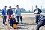 森ＡＷの選手を見守る牧秀悟選手（中央）＝１３日、鹿屋市串良町有里