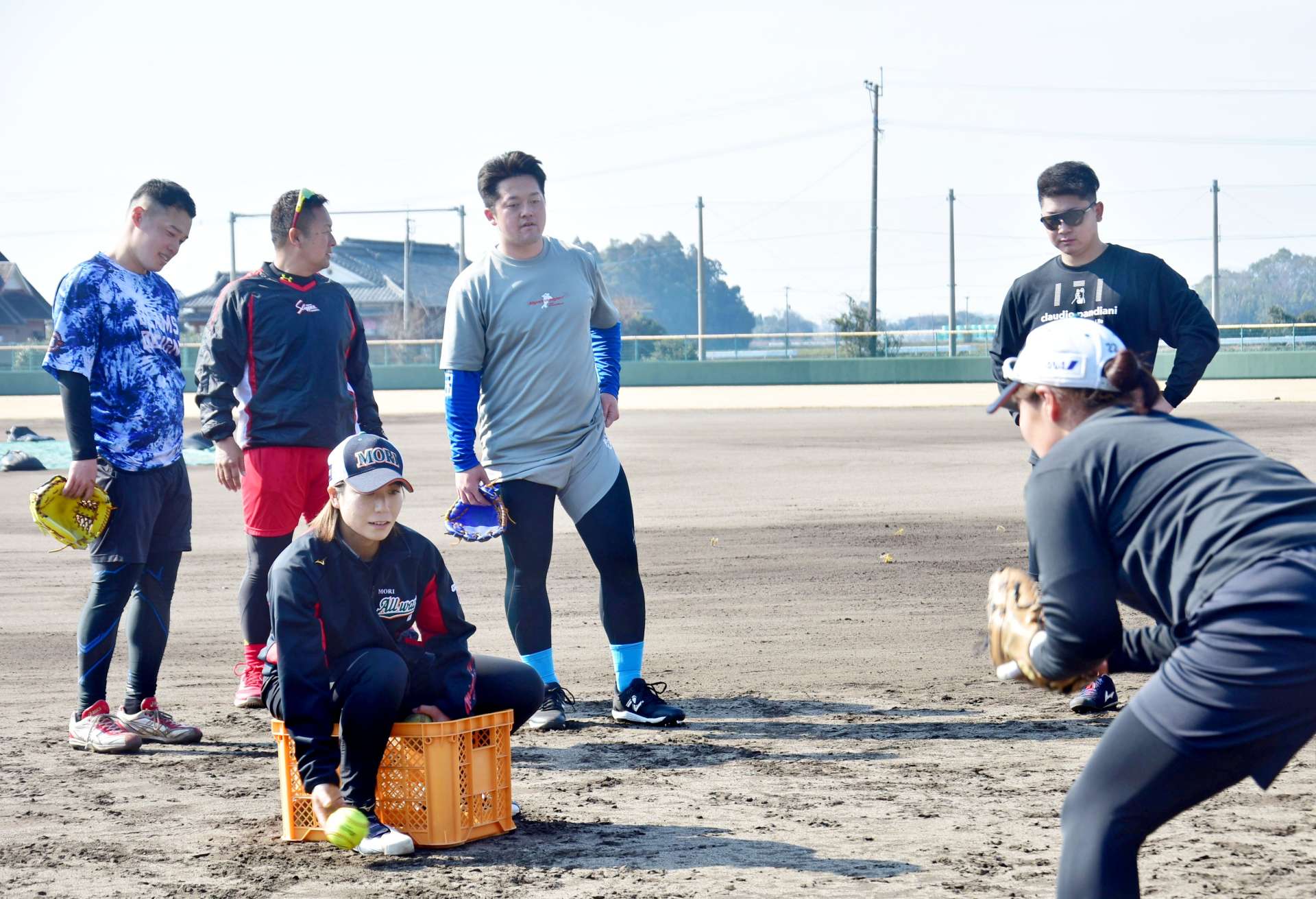 森ＡＷの選手を見守る牧秀悟選手（中央）＝１３日、鹿屋市串良町有里